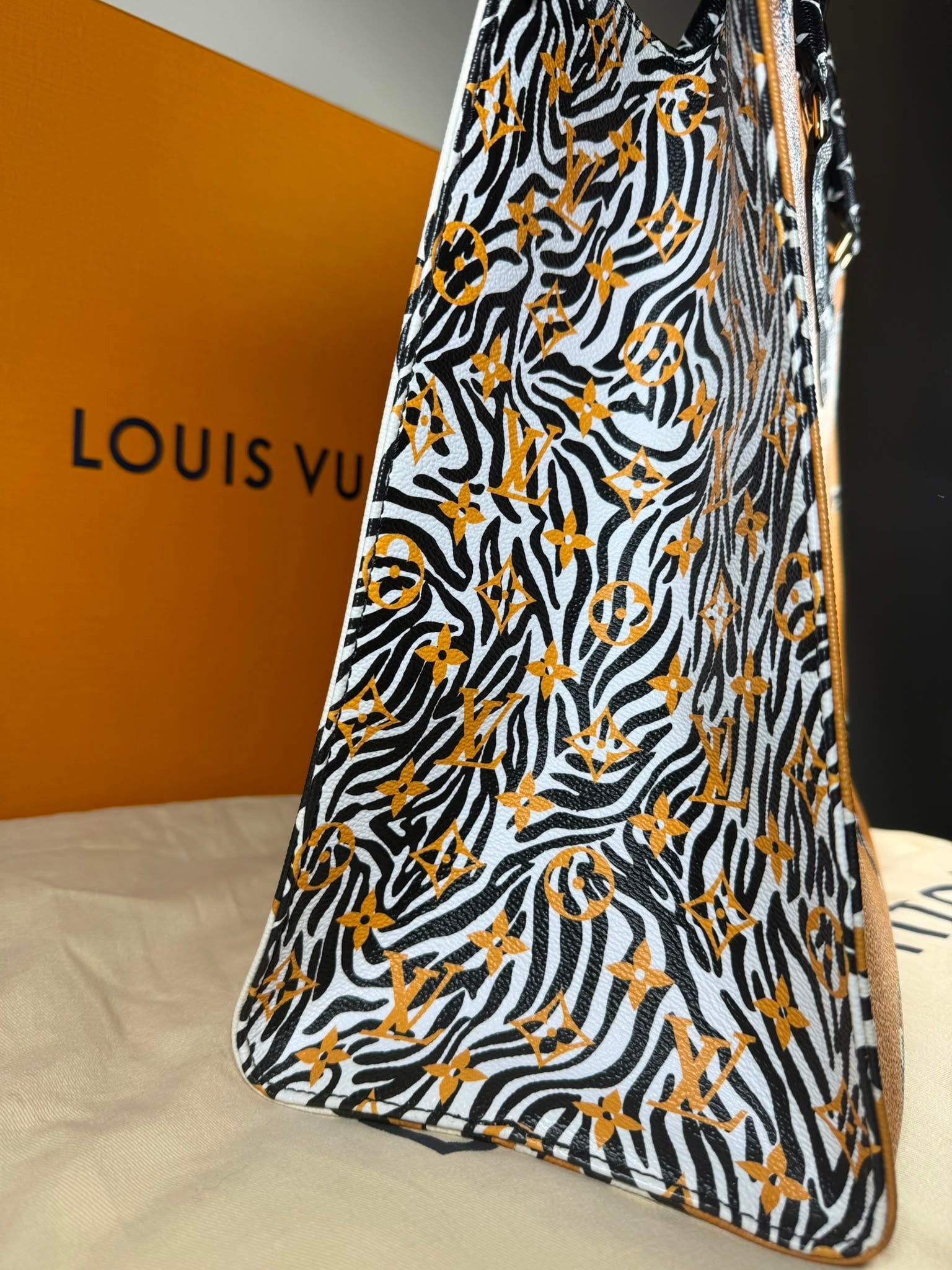 Louis Vuitton Onthego GM Giant Monogram Jungle Limited Edition Tote Bag