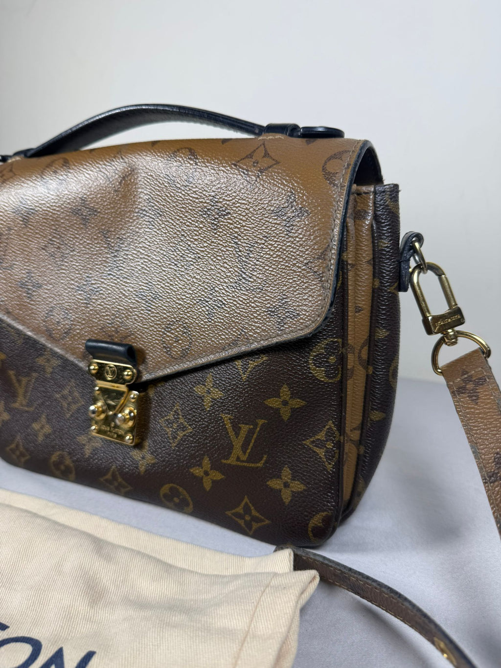 Louis Vuitton Pochette Métis Reverse Monogram