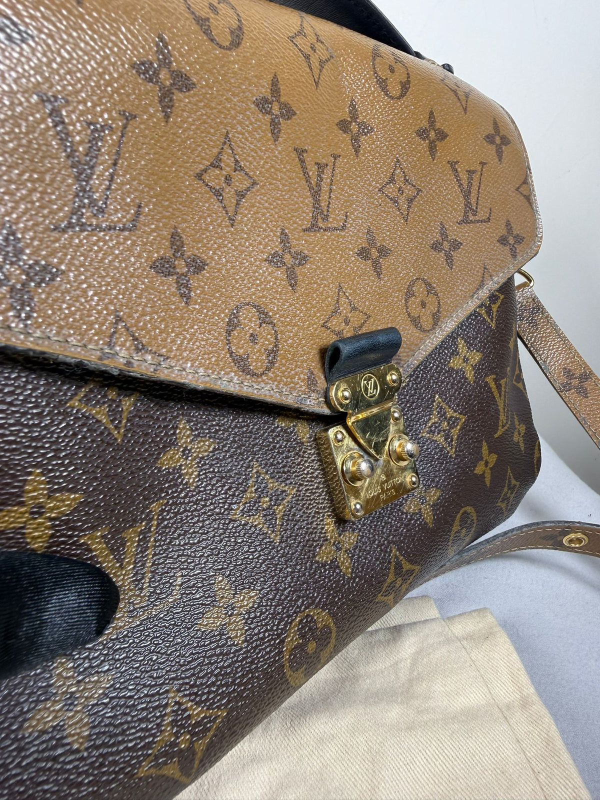 Louis Vuitton Pochette Métis Reverse Monogram