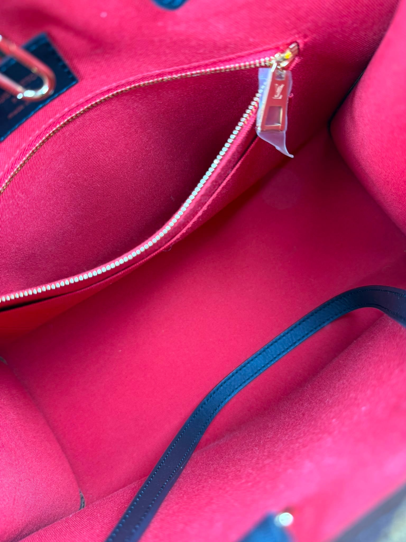 Louis Vuitton Onthego MM Reverse Giant Monogram Tote Bag